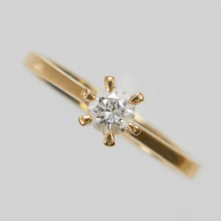 Ring, briljantslipad diamant 1 x ca 0,24ct enligt gravyr, stl 16½, bredd 2,5-5,5mm, 18K Vikt: 2,6 g