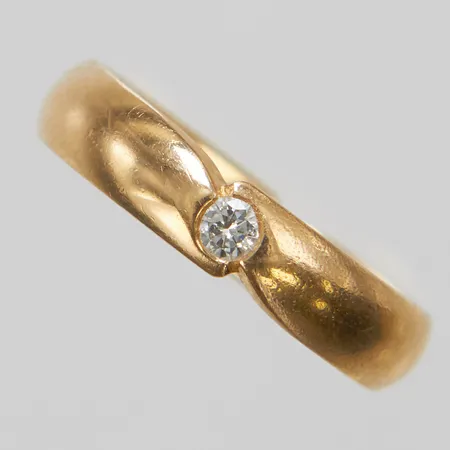 Ring, briljantslipad diamant 1 x ca 0,05ct, stl 15¾, bredd 4mm, gravyr, 18K Vikt: 4 g