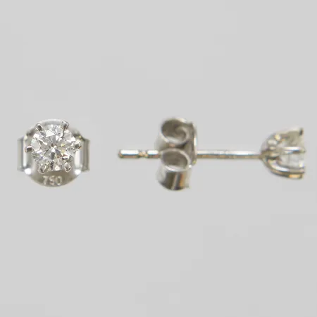 Ett par örhängen, briljantslipade diamanter 2 x ca 0,16ct, Ø 4mm, Guldfynd, vitguld, skev vid stift, 18K Vikt: 1 g