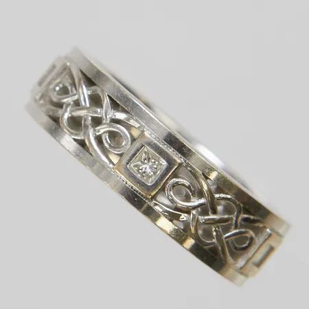 Ring, prinsesslipade diamanter 5 x ca 0,10ct, stl 19, bredd 7mm, vitguld, 18K Vikt: 9,6 g