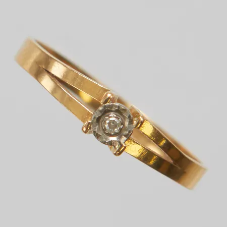 Ring, diamant 1 x ca 0,01ct, stl 15¾, bredd 2-3,5mm, 18K Vikt: 1,3 g