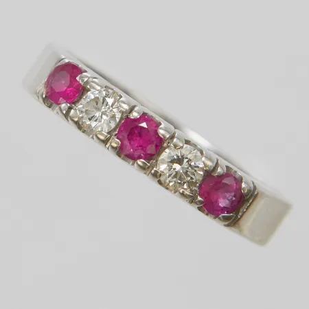 Ring, diamanter 2 x ca 0,10ct, rosa safirer, stl 17, bredd 3,5mm, vitguld, 18K Vikt: 4,9 g