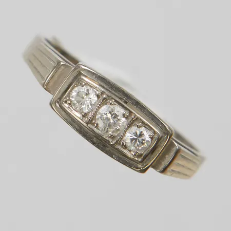 Ring, diamanter, 0,17ctv enligt gravyr, stl 16½, bredd 2-5,5mm, vitguld, 18K Vikt: 3,2 g