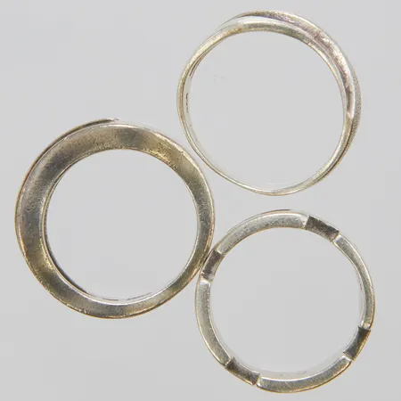 Tre ringar, stl 18-18½, bredd 3-8mm, defekta, repiga, skadad pärlemor, 925/1000 silver  Vikt: 19,6 g