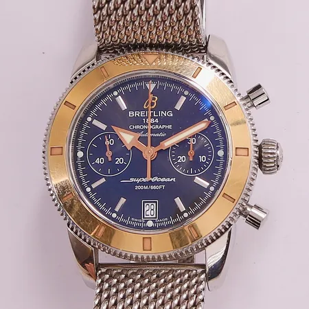 Breitling Superocean Heritage Chronograph, 44mm, stål, boettring i guld, automatisk, ref:U23370, serienr:2430770, datum, digitalt garantikort "Warranty Not Activated", kronometercertifikat, manual, garantibox, box, reseetui, Ocean Classic Mesh-länk, extra länkbitar, gummilänk Hirsch medföljer. Vikt: 0 g Skickas med postpaket.