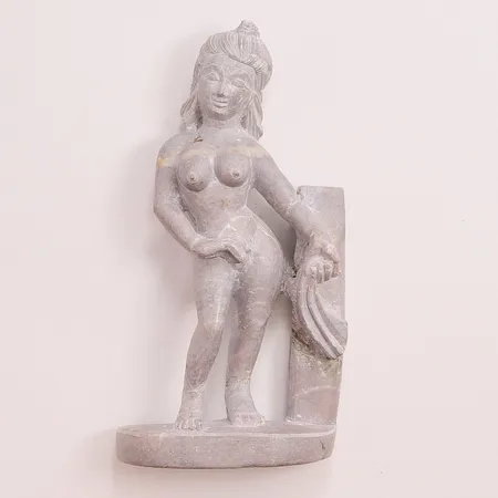 Stenfigurin, asiatisk, höjd ca 12,5cm.