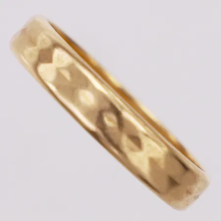 Ring, slät, Guldvaruaktiebolaget år 1969, stl 22½, bredd 4,8mm, 18K  Vikt: 6,3 g