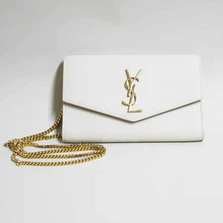 Väska Yves Saint Laurent, uptown chain Wallet in grain de poudre embrossed leather, 19 x 12,5cm, vit, modellnr 6077881GF0J9207, fint skick, box, orderbekräftelse 2024