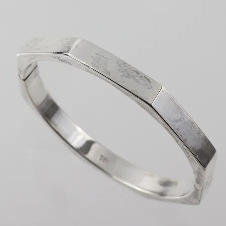 Armband stelt , åttkantigt, ihåligt, någon liten ojämnhet, Ø ca 57mm, silver 925/1000 Vikt: 13,3 g