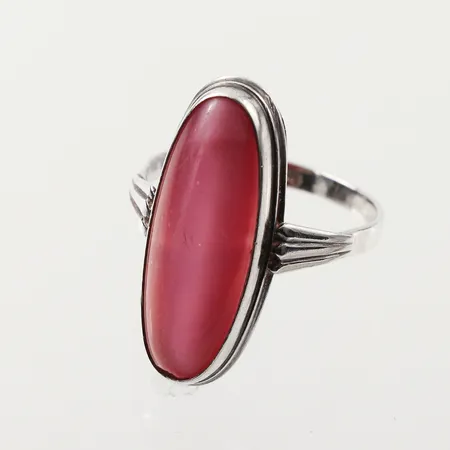 Ring med rosa oval sten ca 22mm, stl 19mm, silver 830/1000 Vikt: 4,1 g