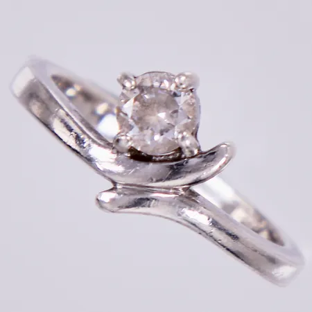 Ring med vit sten, stl: 15¾, bredd: ca 2-9mm, 925/1000, silver Vikt: 2,7 g