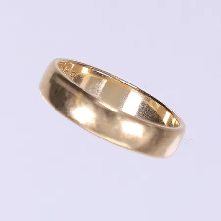 Ring, slät, stl 19¾, bredd 5mm, gravyr, 18K Vikt: 6,4 g