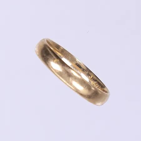 Ring, slät, stl 18¼, bredd 4mm, gravyr, 18K Vikt: 3,5 g