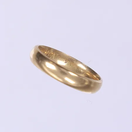 Ring, slät, stl 16¾, bredd 4mm, gravyr, 18K Vikt: 3,5 g