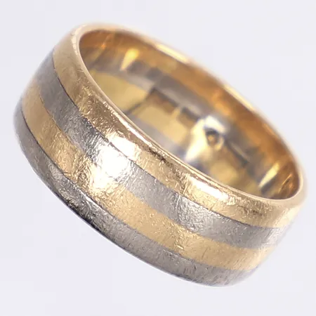 Ring, stl 18½, bredd 8mm, gravyr, repig, rödguld/vitguld 18K Vikt: 9,9 g