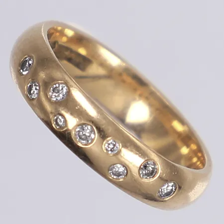 Ring med diamanter totalt 0,19ctv enl. gravyr, stl 17¼, bredd 5mm, 18K Vikt: 5,2 g