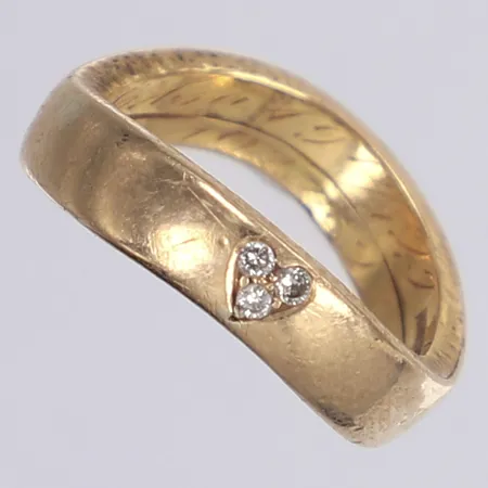 Ring med diamanter 3 x ca 0,01ct, stl 17, bredd 5mm, personlig gravyr, slitage, 18K Vikt: 7,5 g