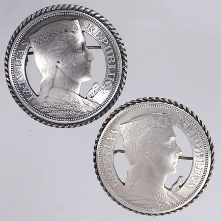 2 Broscher tillverkade från Lettiska 5-Lati mynt, Ø40mm, silver 830/1000 Vikt: 50,7 g