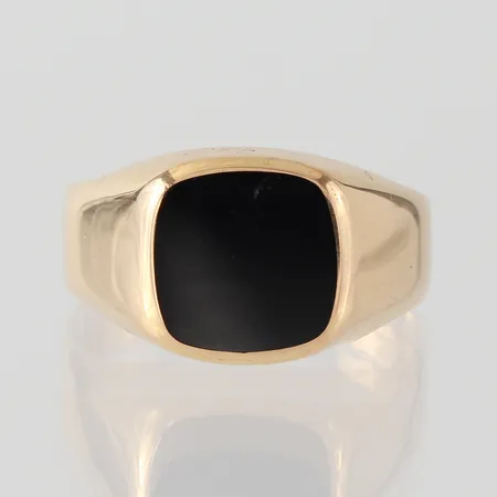 Klackring med svart sten troligtvis onyx, Trege Guldsmedsaktiebolaget Göteborg, storlek 19 mm, bredd 3.9-11.7 mm, 18k. Vikt: 4,1 g