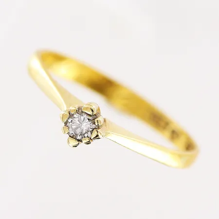 Ring stl 18¼, bredd 2,5-4,5mm, skev skena, personlig gravyr, diamant ca 0,10ct, briljantslipad, 23K Vikt: 2,4 g