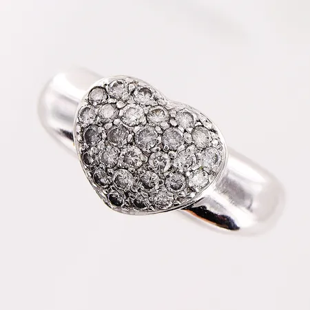 Ring, ca 27 diamanter, 0,50ctv, stl 16½, bredd 2,5-10mm, vitguld, 18K Vikt: 9,5 g