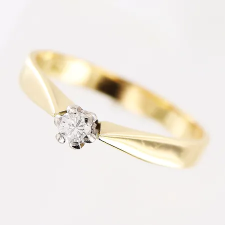 Ring stl 18½, bredd 3mm, diamant 0,10ct enligt gravyr, briljantslipad, fattning i vitguld, 18K Vikt: 2,8 g