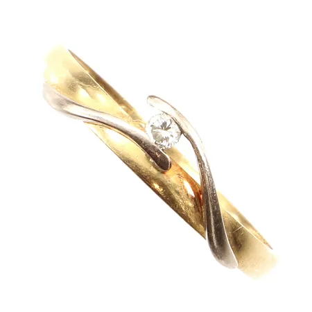 Ring med diamant ca 0,05ct enligt gravyr, stl 19½, bredd ca 2,3-5mm, tvåfärgat, repig, gravyr, 18K Vikt: 2,6 g