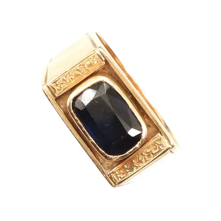 Ring, blå sten, stl 18¼, bredd 6,1-9,6mm, skev i form, 18K Vikt: 6,6 g