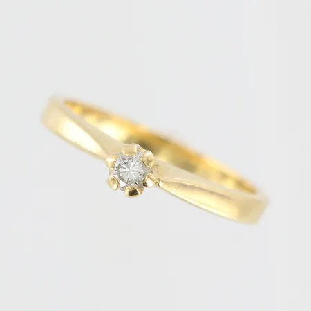 Ring med diamant 0,10ct Wesselton/ VS, stl: 15¾, bredd: 2-3,5mm, 18K  Vikt: 2,6 g