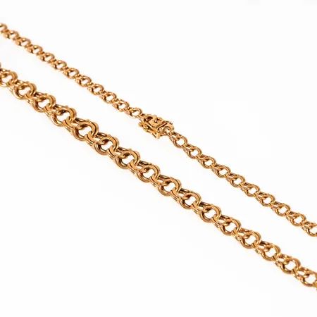 Collier bismarck i 18K guld. Den är 46,5 cm lång, 4,3 - 7,8 mm bred och väger 18,9g. Kistlås. Tillverkad 1971 av Curt Hallberg Guldvarufabrik i Köping. Kattfot.