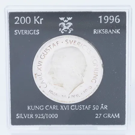 Minnesmynt "KUNG CARL XVI GUSTAF 50 ÅR" i silver från 1996 i plastetui. Nominellt värde 200kr. 27g 925/1000 silver.