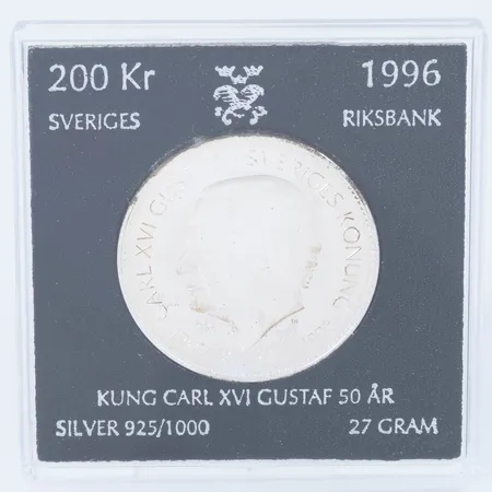 Minnesmynt "KUNG CARL XVI GUSTAF 50 ÅR" i silver från 1996 i plastetui. Nominellt värde 200kr. 27g 925/1000 silver. 