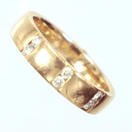 Ring diamanter, 6x0,02ct, Ø19, gravyr, bredd 5mm, 18k   Vikt: 7,8 g