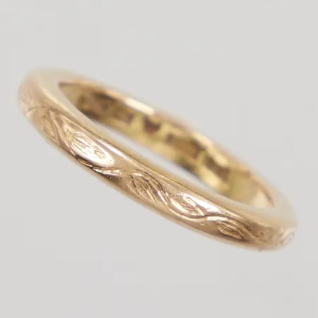 Ring stl 18¼, bredd 3mm, mönsterdekor, gravyr. 18K Vikt: 5,9 g