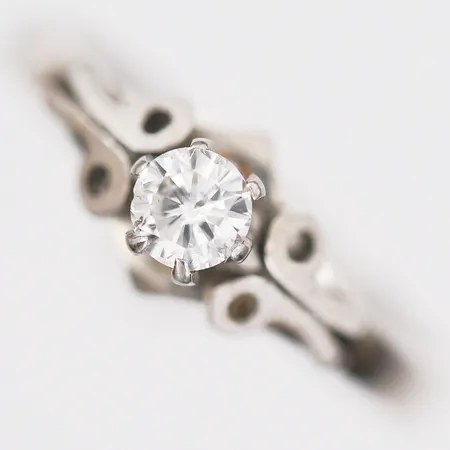 Ring med diamant ca 0,23ct, stl 17½, piqué, nagg i rondisten, vitguld, 18K.  Vikt: 4,3 g
