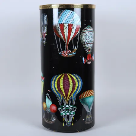 Paraplyställ, Fornasetti med motiv av luftballonger mot svart botten, Ø26cm, höjd: 57cm, överkant i mässing, insida i plast, bruksskick, repor, metall, nypris 26 775:- Vikt: 0 g Skickas med postpaket.