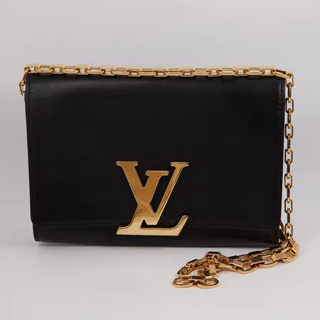 Väska, Louis Vuitton, Pochette Chain Louise GM, svart läder, mått 23 x 16 x 4cm,  ytslitage, stift i låset saknas, dustbag, inga övriga tillbehör Vikt: 0 g