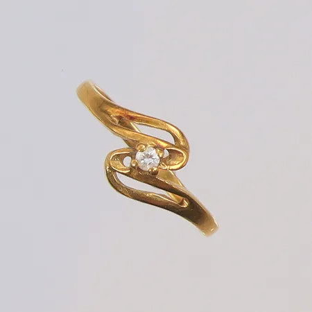 Ring med vit sten, stl 16, bredd 2-7mm, GFAB, 18K  Vikt: 1,2 g