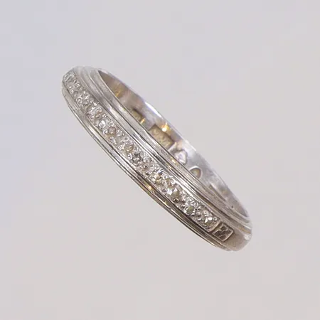 Ring i vitguld med diamanter 13xca0,005ct stl 17¾ bredd 3mm ABJ (Juvelfabriken AB) Stockholm 1949, 18K Vikt: 3,8 g