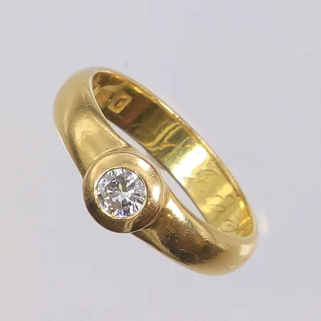 Ring med diamant 1xca0,25ct (caSi) stl 18¾ bredd 4-6mm, gravyr stämplad CB Karlstad 1872, 18K Vikt: 6,3 g