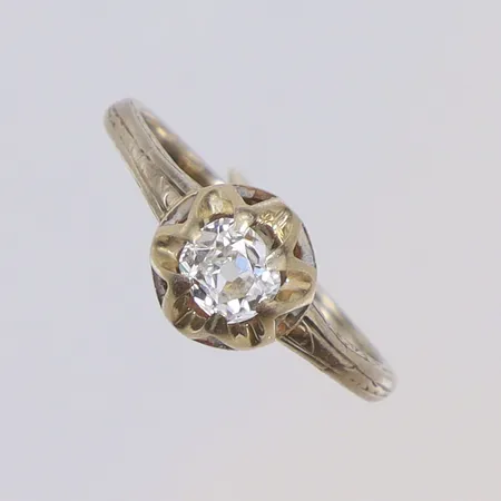 Ring i vitguld med diamant i äldre kudslipning 1xca0,35ct (kvalitet ca Si1-VS), stl 18, obs defekt skena (klippt), bredd 1-8mm, 14K Vikt: 2,4 g