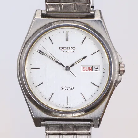 Herrur Seiko SQ100 Ø35mm, ref nr. 5H23-8010 snr. 662634, quartz (går ej i behov av batteribyte), dag/datum, repigt glas, flexlänk, ca 1980-tal 