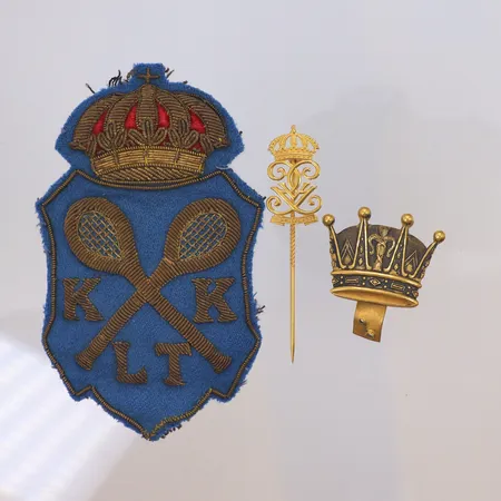 Pin, tygmärke samt mässingskrona, kunglig, Pin med Gustav V monogram, tygmärke KLTK (Kungliga Tennisklubben), 1900-talets första del, längd: 3-9cm, åldersrelaterat slitage 