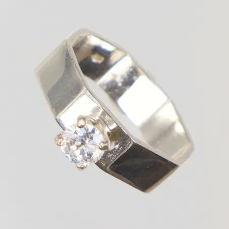 Ring med vit sten stl 17¾ bredd 5mm silver 925/1000 Vikt: 4,3 g