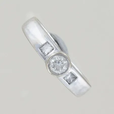 Ring med diamanter 0,16ct + 0,03ct x 2, Ø 17¾ mm, 18K Vikt: 4,1 g