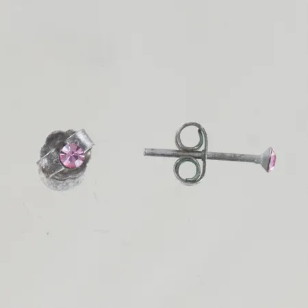 Ett par örhängen med rosa sten, bredd 2,5 mm, silver 835/1000 Vikt: 0,5 g