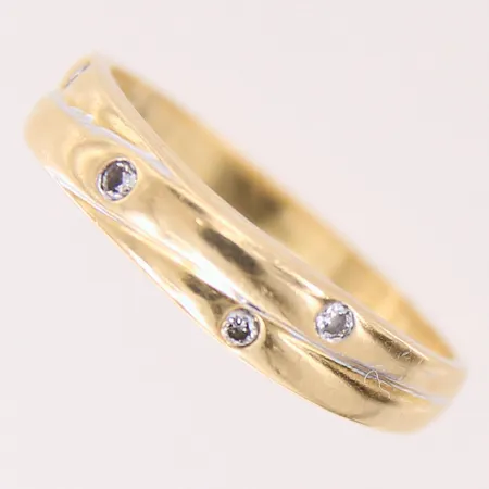 Ring med diamanter 5 x ca 0,01ct, stl 17½, bredd 2-4mm, 18K  Vikt: 3 g