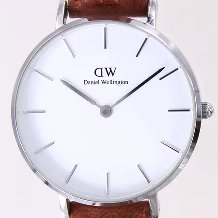 Herrur Daniel Wellington, quartz, Ø32mm, stål, läderband, refnr: F32S01, repa på glas, batteribyte krävs, box Vikt: 0 g