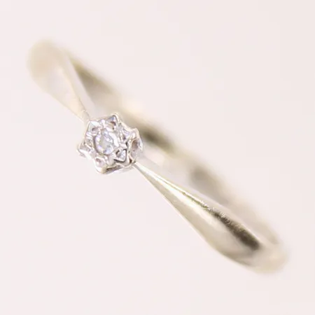 Ring med 8/8-slipad diamant 1 x 0,01ct, stl: 15¾, bredd 1,5-3mm, vitguld 18K.  Vikt: 1,4 g