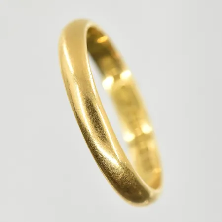 Ring, stl 19½, bredd 3 mm, gravyr, 18K. Vikt: 3,7 g